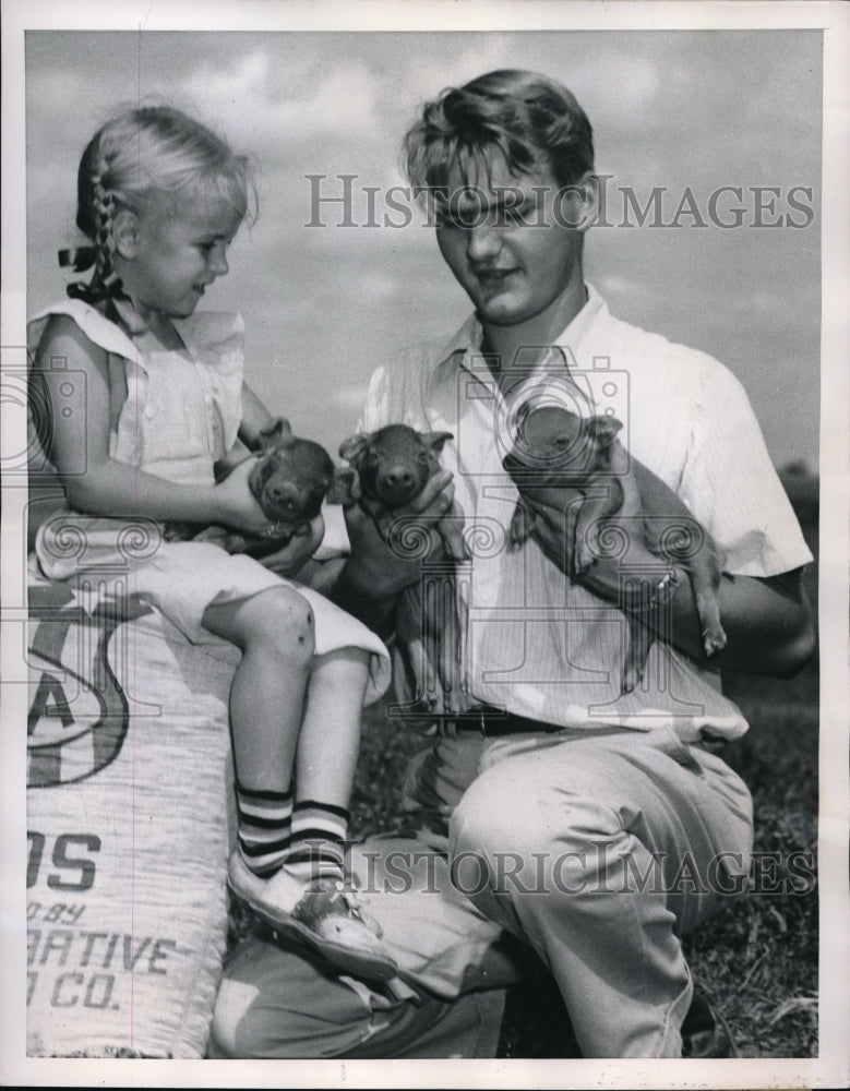 1952 Press Photo Columbia, Mo Melvin BlasÃ©, Anne Waer &amp; some piglets- Historic Images