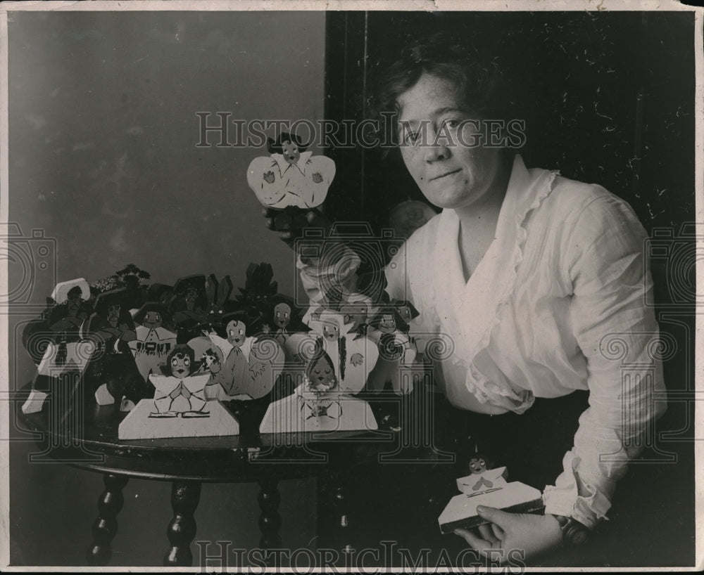 1923 Press Photo Miss Carroll Shinn Collecting Dolls- Historic Images