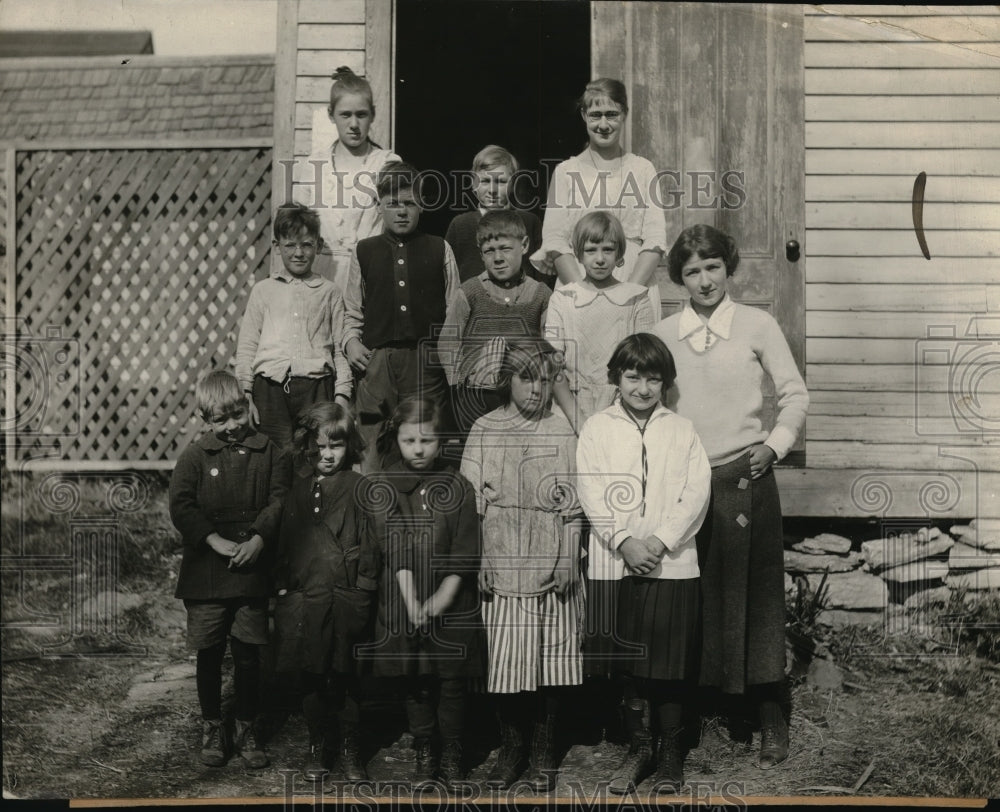 1924 Press Photo Children infront of the schoolhouse.
