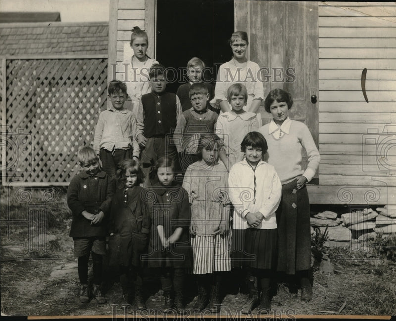 Load image into Gallery viewer, 1924 Press Photo Children infront of the schoolhouse.
