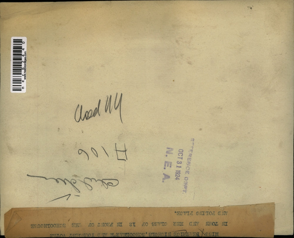 1924 Press Photo Children infront of the schoolhouse.