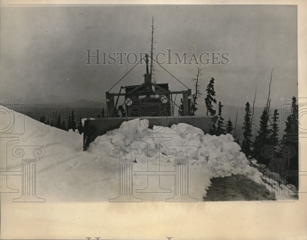 1924 Press Photo tractor clearing the trail to the peak of snow in a 10 day test- Historic Images