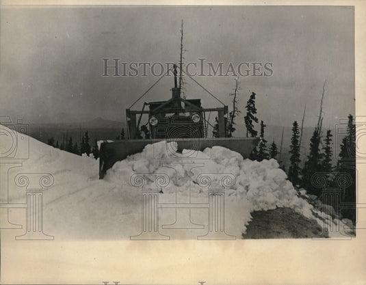 1924 Press Photo tractor clearing the trail to the peak of snow in a 10 day test- Historic Images