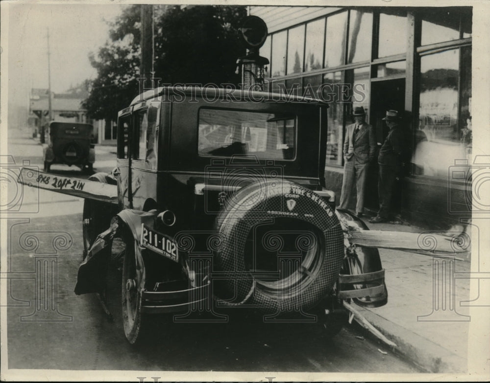 1930 Press Photo A automobile impaled & its 4 passengers escaping unhurt