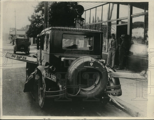 1930 Press Photo A automobile impaled & its 4 passengers escaping unhurt