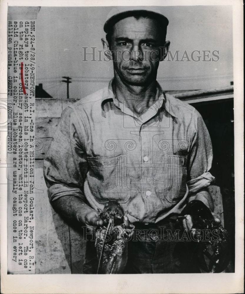 1949 Press Photo John Goulart with Sea Green Lobster and Rare China Blue Lobster