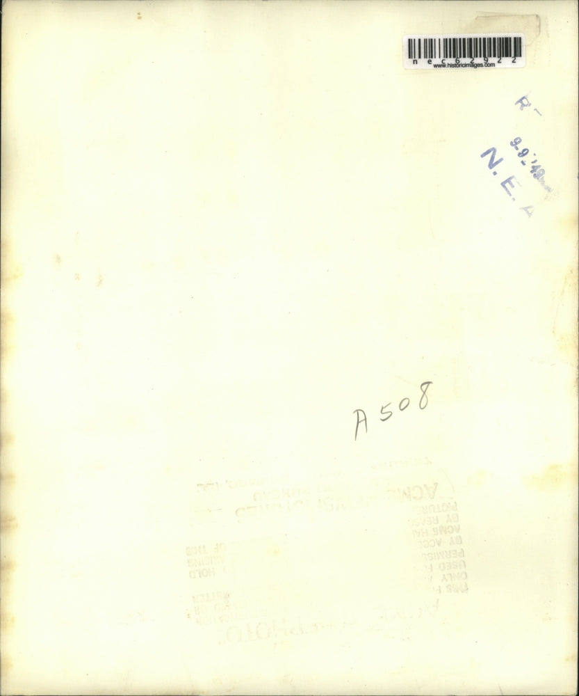 1949 Press Photo John Goulart with Sea Green Lobster and Rare China Blue Lobster