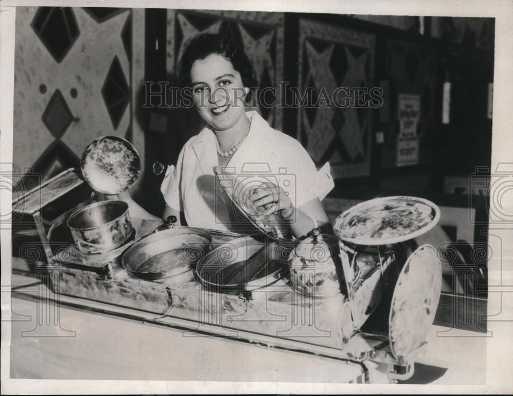 1932 Press Photo Electrically Heated Food Carrier at Nat'l Inventors' Congress