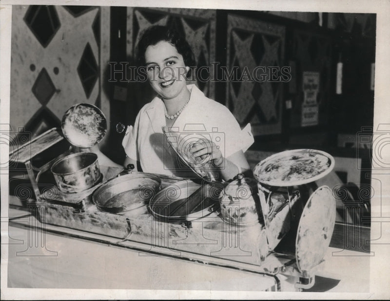 Load image into Gallery viewer, 1932 Press Photo Electrically Heated Food Carrier at Nat'l Inventors' Congress
