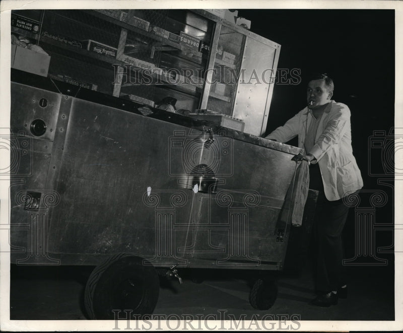 Load image into Gallery viewer, 1941 Press Photo Rolling Cafeteria of the Wetinghouse Electric &amp; Manufactuing Co
