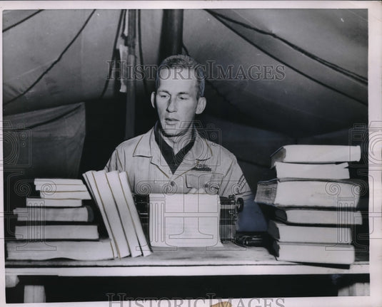 1954 Press Photo M/Sgt. John P. Virbila in a tent in Korea