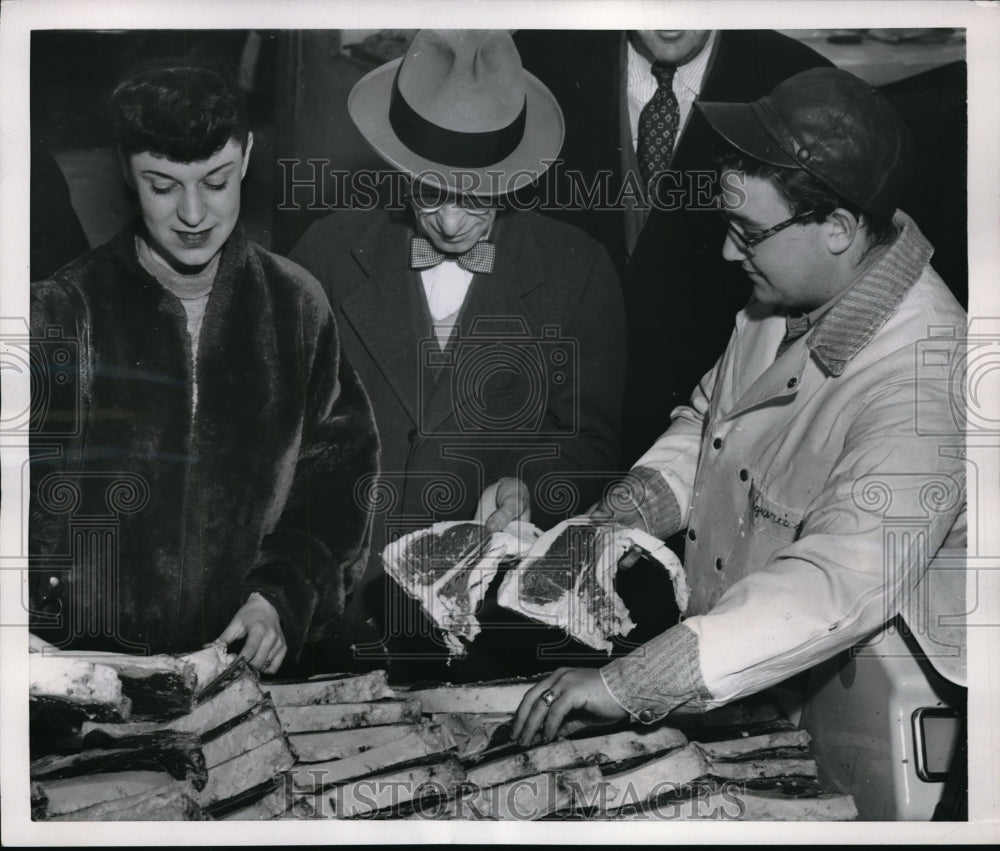 1953 Press Photo Shoppers on Boston Meat Market for New Zealand beef - nec63066