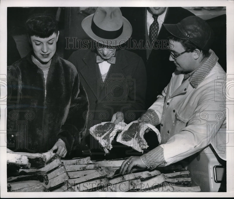 Load image into Gallery viewer, 1953 Press Photo Shoppers on Boston Meat Market for New Zealand beef - nec63066
