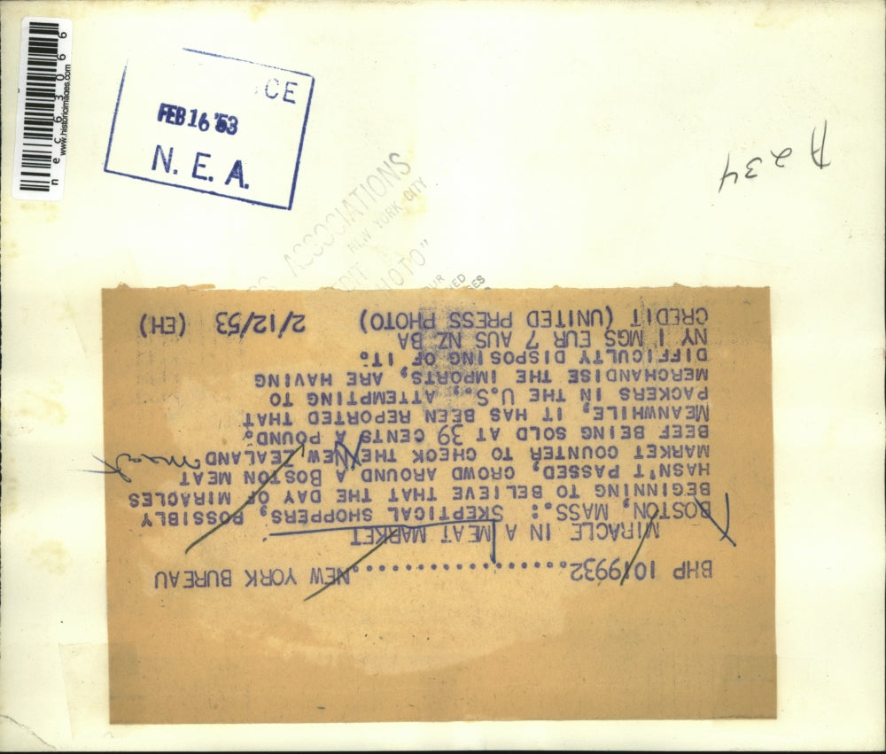 1953 Press Photo Shoppers on Boston Meat Market for New Zealand beef - nec63066