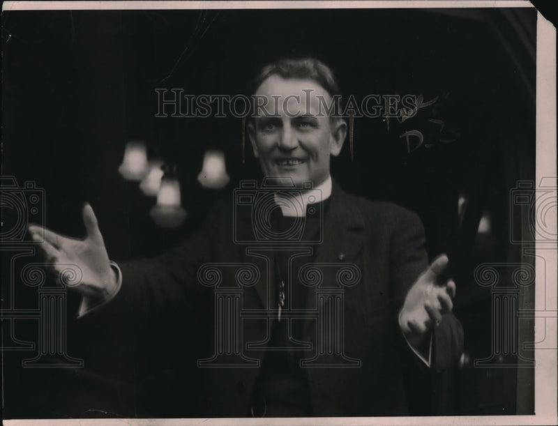 Load image into Gallery viewer, 1921 Press Photo Rev Banker Lee Married Alfred Dupont
