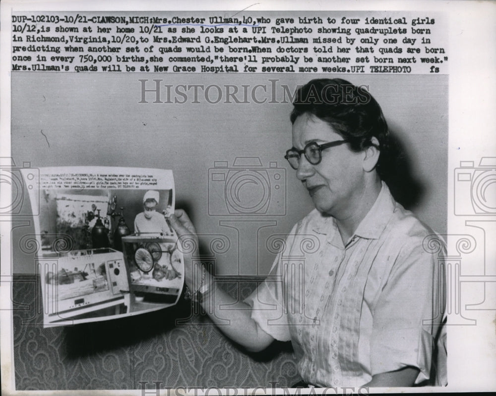 1958 Press Photo Mother Mrs. Chester Ullman to quads looks at other quads photo