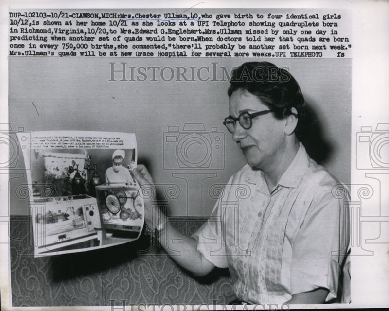 Load image into Gallery viewer, 1958 Press Photo Mother Mrs. Chester Ullman to quads looks at other quads photo
