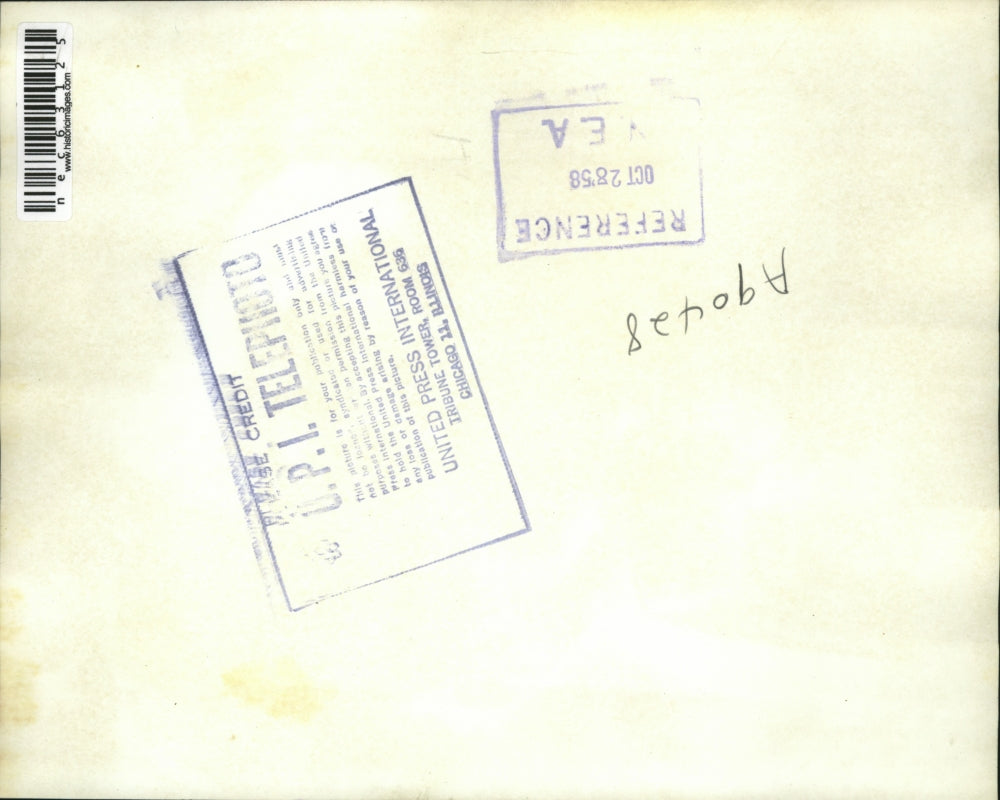 1958 Press Photo Mother Mrs. Chester Ullman to quads looks at other quads photo