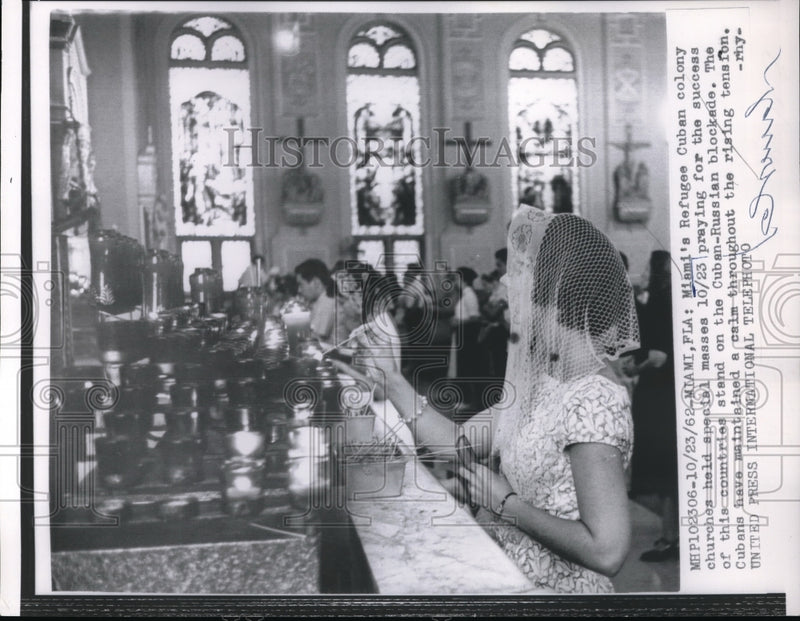 Load image into Gallery viewer, 1962 Press Photo Miami's Refugee Cuban Colony Church Mass
