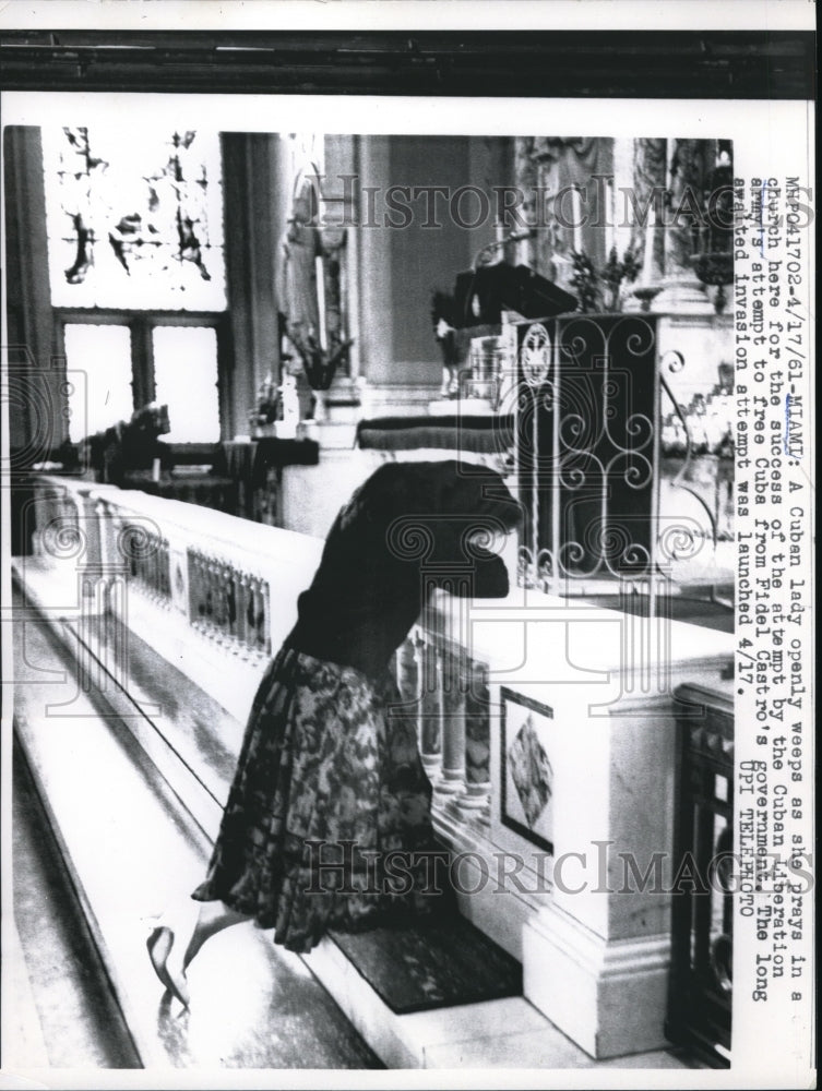 1961 Press Photo US Cuban lady weeps at church over Cuban Liberation