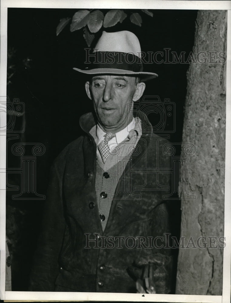 1936 Press Photo Husband Henry Walker at Margaret Walker's crime scene