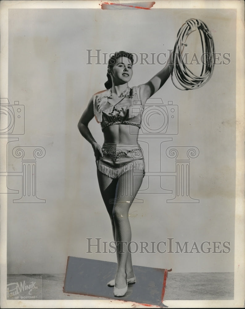 1952 Press Photo Carmel Cowan Candian rope Artists Sportsmen Show Public hall