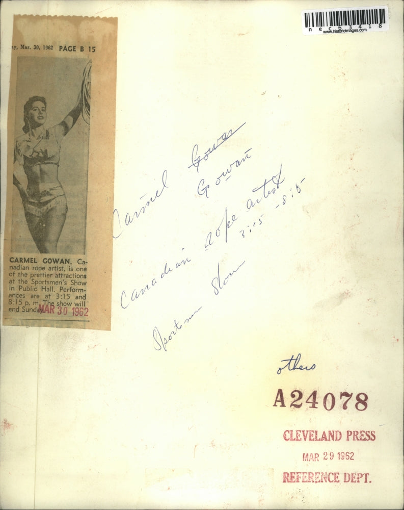 1952 Press Photo Carmel Cowan Candian rope Artists Sportsmen Show Public hall