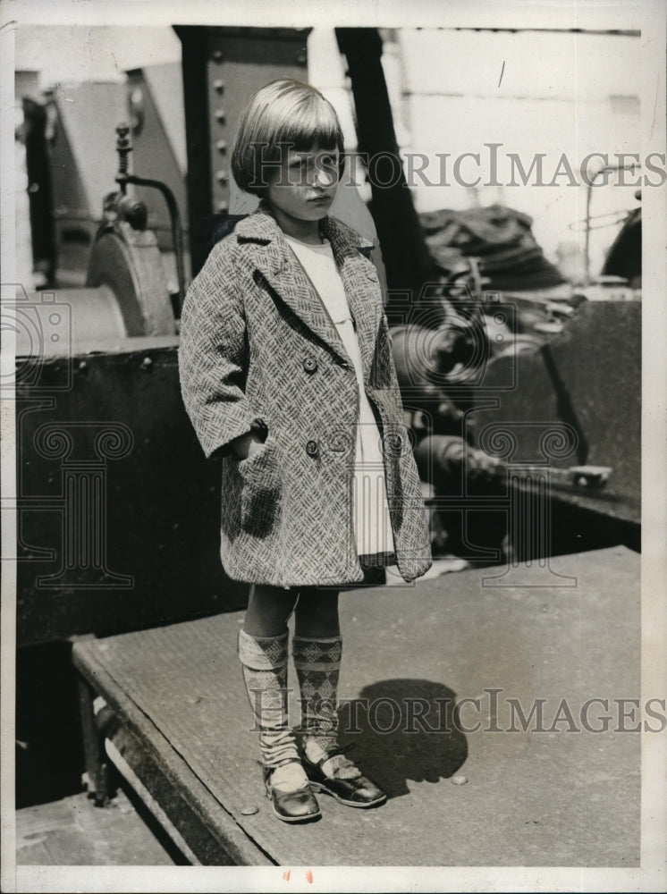 Load image into Gallery viewer, 1933 Press Photo Hedwig Wengerek at Age 7 on SS President Being Deported
