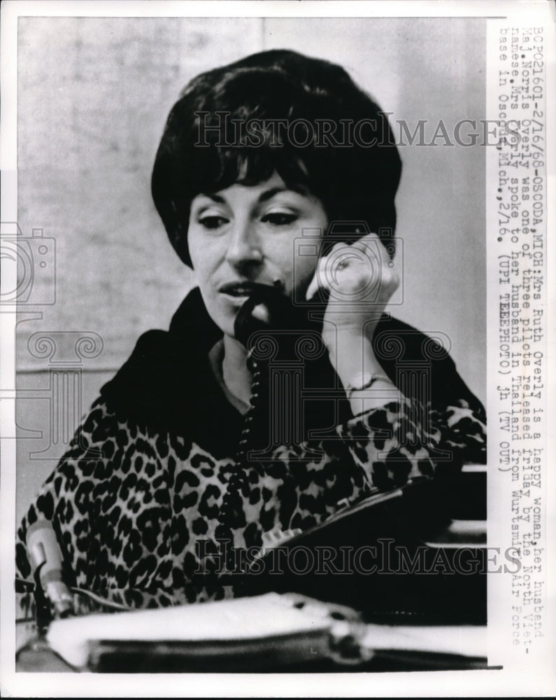 1968 Press Photo Mrs. Ruth Overly Hears Husband Maj. Norris Overly Released