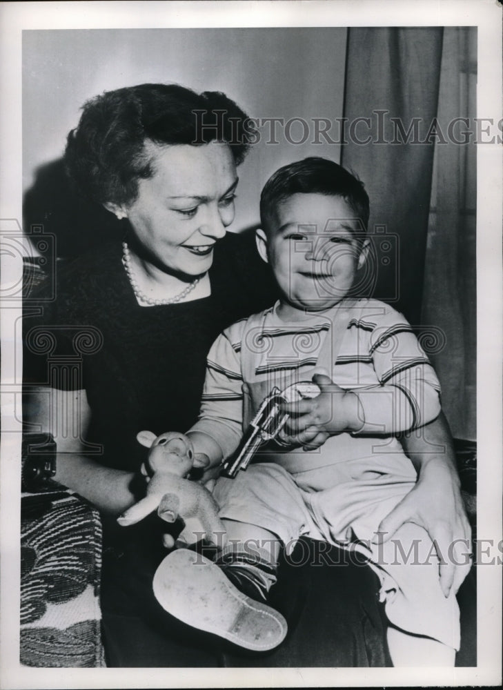 1950 Press Photo Mrs. Paul E. Gerhart & Son Scott Sit Happily With Good News