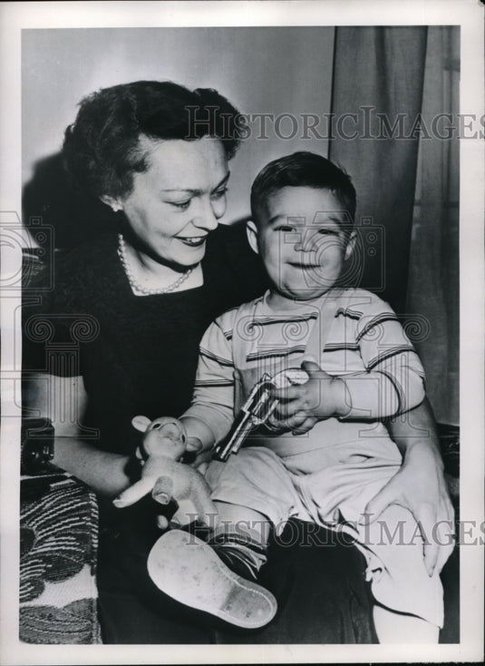 1950 Press Photo Mrs. Paul E. Gerhart & Son Scott Sit Happily With Good News
