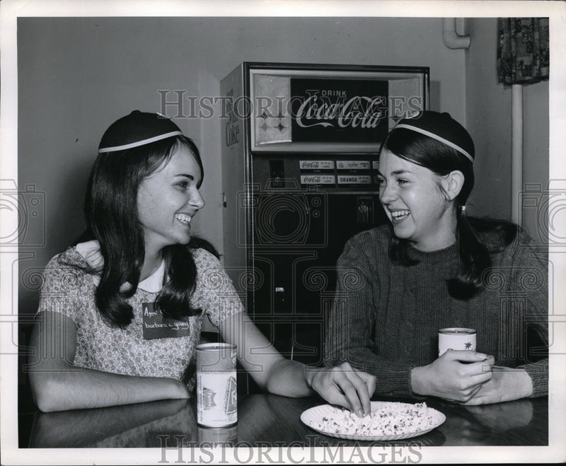 Load image into Gallery viewer, Press Photo Notre Dame College Freshmen - nec63551
