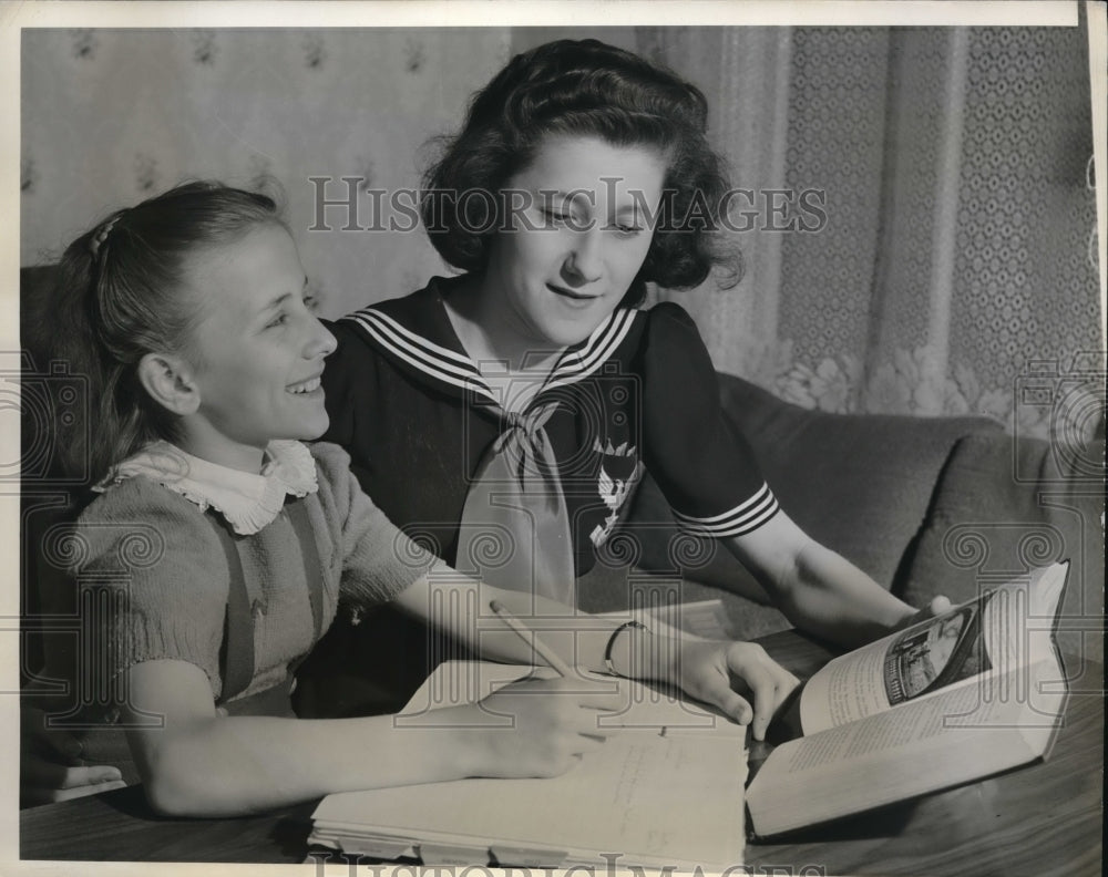 1941 Press Photo Georgia Xenos, big sister Joanna Xenos Helps study - nec63581