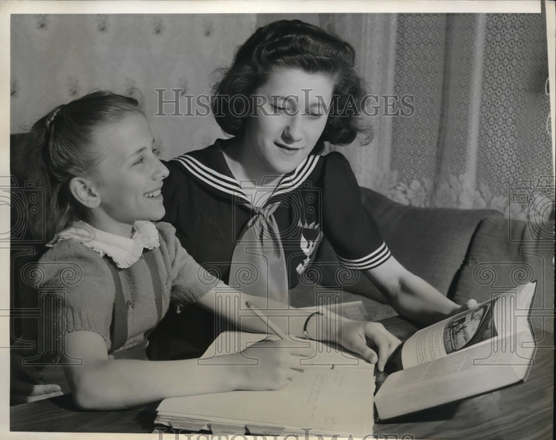 Load image into Gallery viewer, 1941 Press Photo Georgia Xenos, big sister Joanna Xenos Helps study - nec63581

