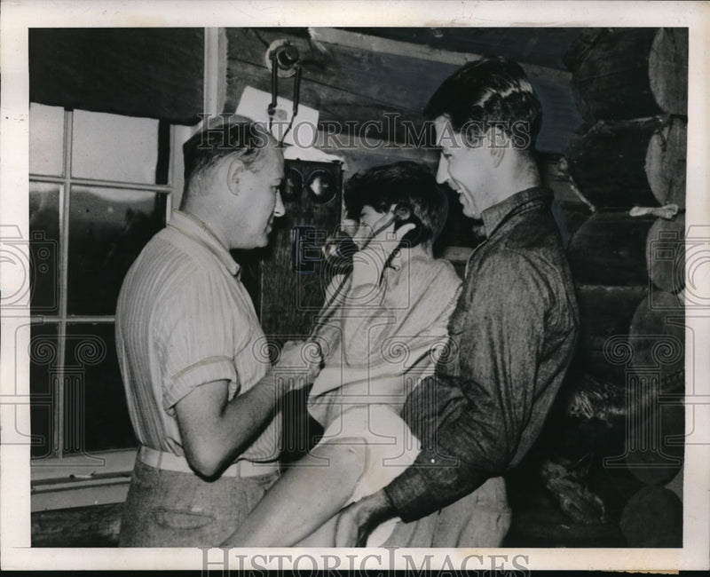 Load image into Gallery viewer, 1939 Press Photo Uncles Arthur Ryan and Harold Fendler with Donn Fendler phoning her mother eight mi
