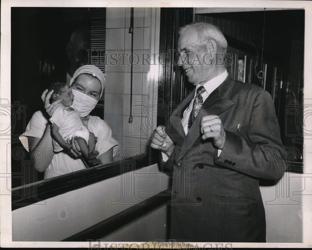 1947 Press Photo Proud 71-year-old father Robert Good sees his youngest child Philip Martin Good