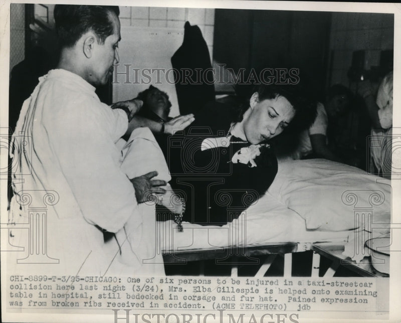 Load image into Gallery viewer, 1950 Press Photo Elba Gillespie on an examining table in hospital in Chicago
