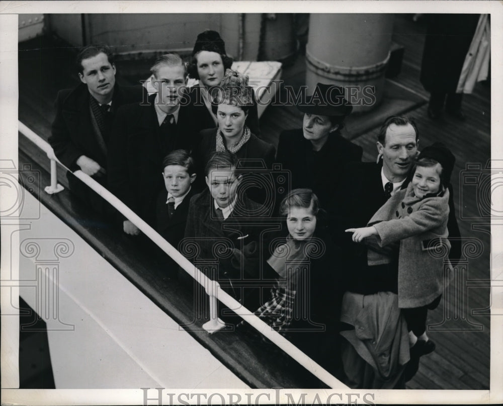 1941 Press Photo Mr. and Mrs. Claude Osborne with family returning from France- Historic Images