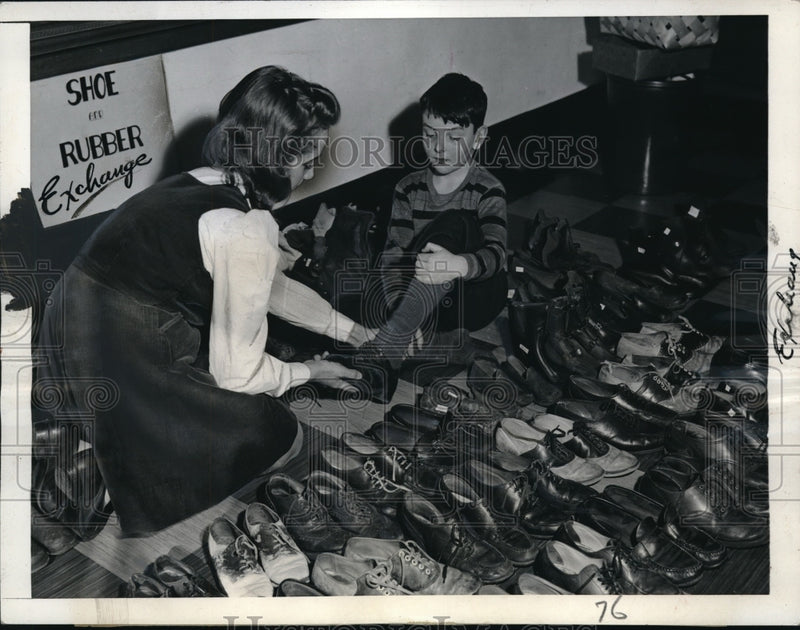 Load image into Gallery viewer, 1943 Press Photo Mary Jane Owens and Allan Murphy at shoe exchange
