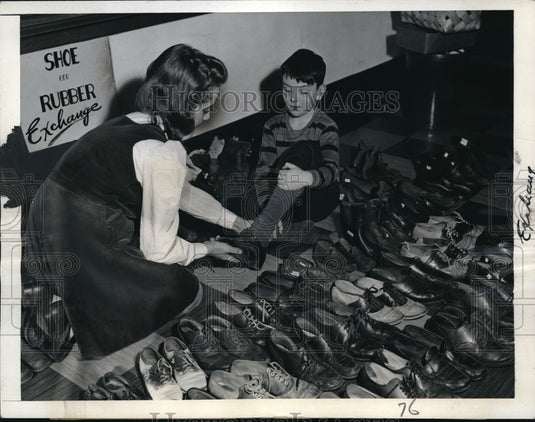 1943 Press Photo Mary Jane Owens and Allan Murphy at shoe exchange