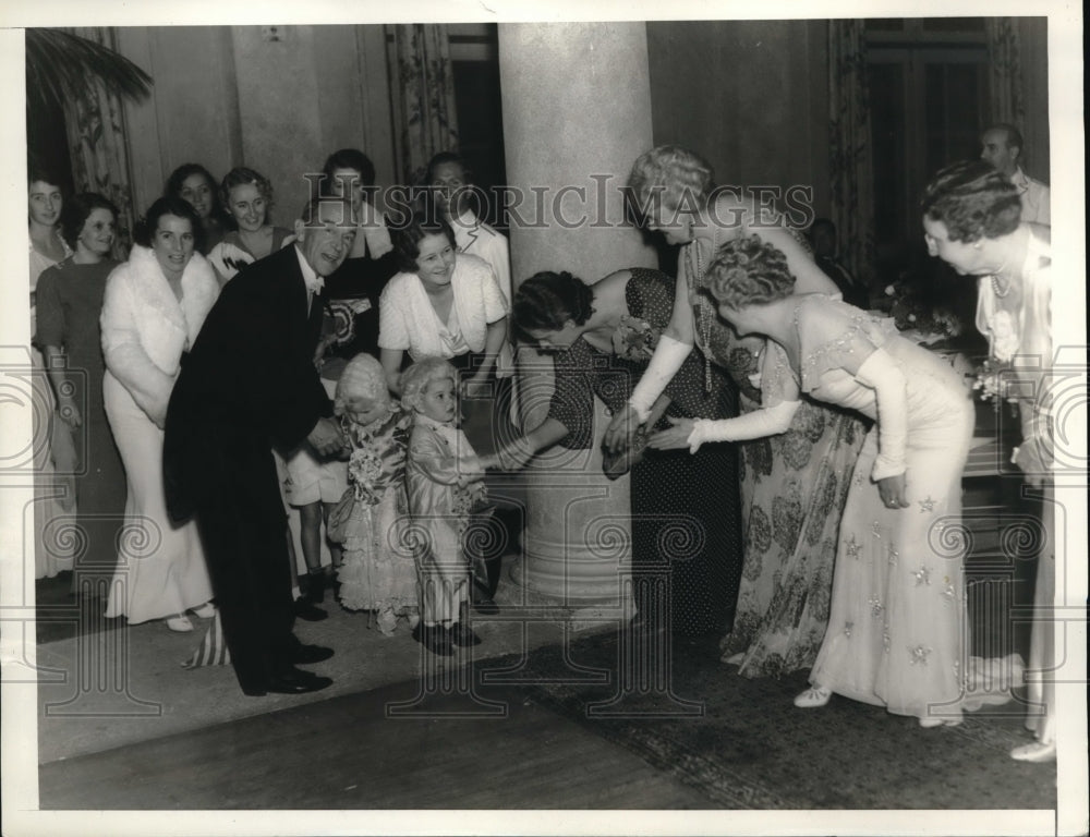 1935 Press Photo Miss Helen Lee Doherty greets little Martha and George Washington