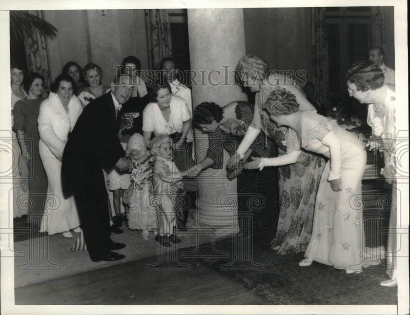 Load image into Gallery viewer, 1935 Press Photo Miss Helen Lee Doherty greets little Martha and George Washington
