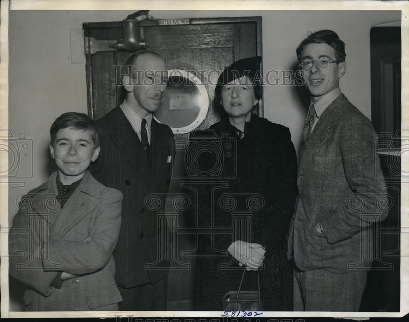 Load image into Gallery viewer, 1940 Press Photo Hon. Hughes Barton de Montbas , Mrs. de Montbas, Jean Franceis and Pierre
