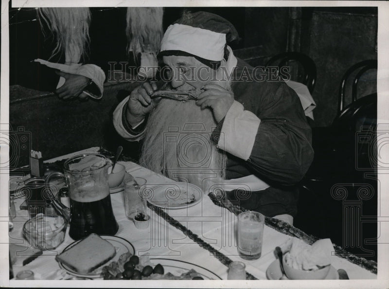 Load image into Gallery viewer, 1935 Press Photo Lewis Colvell as Santa Claus at dinner in NYC
