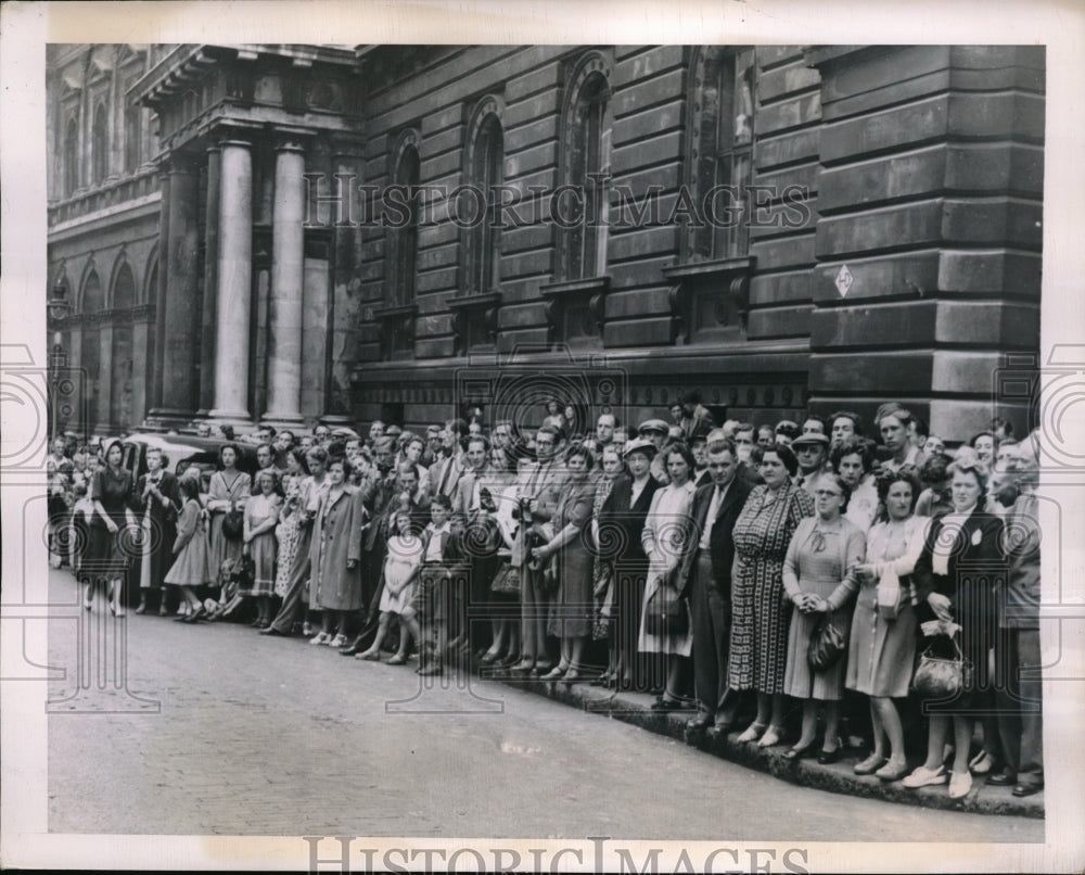 1949 Press Photo Crowds wait as Cabinet discusses dock strike in London