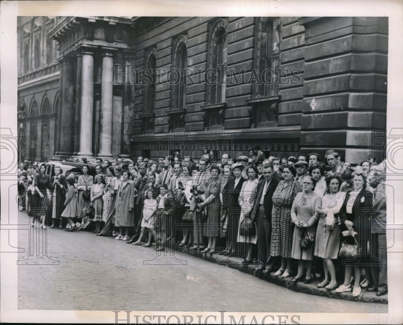 Load image into Gallery viewer, 1949 Press Photo Crowds wait as Cabinet discusses dock strike in London
