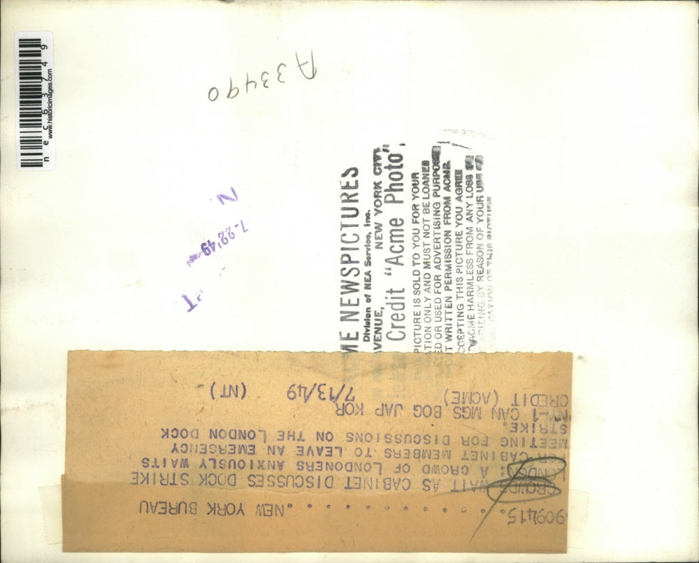 1949 Press Photo Crowds wait as Cabinet discusses dock strike in London