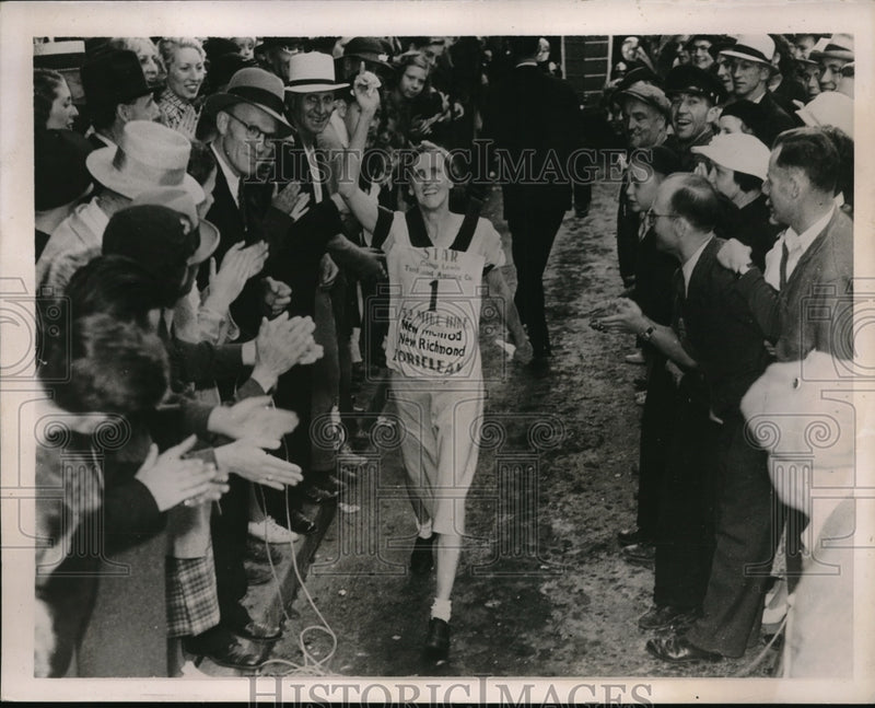 Load image into Gallery viewer, 1935 Press Photo Bertha Woodard at Age 45 Wins 51-Mile Walking Marathon
