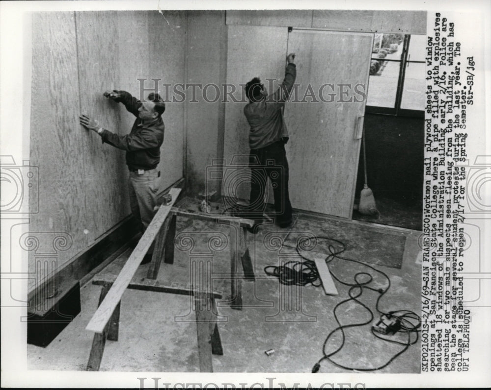 1969 Press Photo San Franisco Workers nail plywood sheets to Windows san Francisco State College