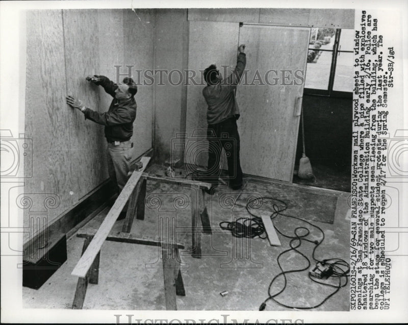 Load image into Gallery viewer, 1969 Press Photo San Franisco Workers nail plywood sheets to Windows san Francisco State College
